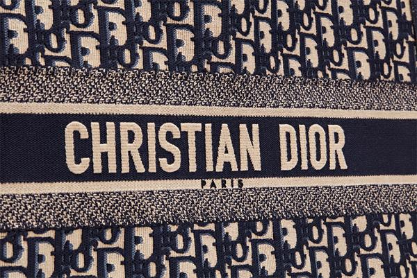 大人気 ディオールスーパーコピー Dior Book Tote ブックトート 重ね刺繍 ロゴ入 20032510